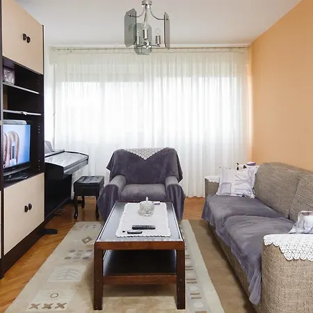 公寓 Lucia Apartments *